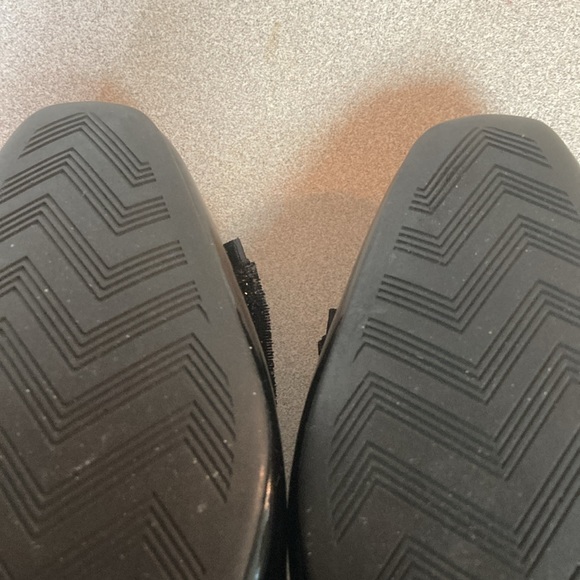 Torts Caliente size 11M black patent leather pumps 2 1/2” heels - preowned - Picture 9 of 11